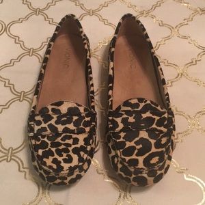 Vionic leopard print calf hair loafers size 9